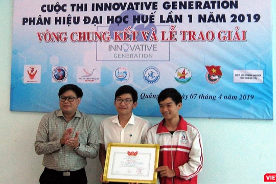 Ông Hoàng Hữu Hùng – Ủy viên thường vụ BCH Hội đã thay mặt Hội lên trao giải ý tưởng công nghệ xuất sắc bao gồm bằng khen của Hội và tiền thưởng.