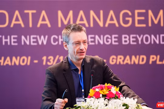 Đồng sáng lập kiêm Giám đốc vận hành Orchestra Networks, Pierre Bonnet phát biểu tại Hội thảo “Quản lý dữ liệu - Thách thức vượt tầm công nghiệp 4.0” ngày 13/12 tại Hà Nội