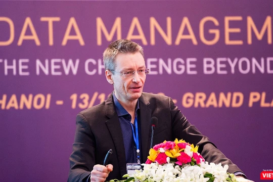 Đồng sáng lập kiêm Giám đốc vận hành Orchestra Networks, Pierre Bonnet phát biểu tại Hội thảo “Quản lý dữ liệu - Thách thức vượt tầm công nghiệp 4.0” ngày 13/12 tại Hà Nội