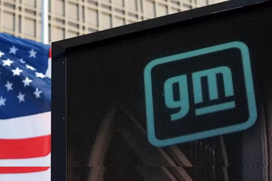 Logo GM tại trụ sở General Motors ở Detroit, bang Michigan, ngày 16/3/2021. Ảnh Rebecca Cook/Reuters