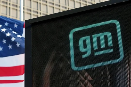 Logo GM tại trụ sở General Motors ở Detroit, bang Michigan, ngày 16/3/2021. Ảnh Rebecca Cook/Reuters