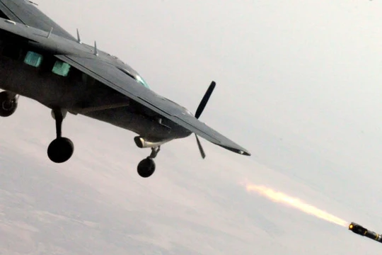 Máy bay AC-208 Cessna Caravan của Không quân Iraq phóng một tên lửa Hellfire vào một mục tiêu trên Trường huấn luyện Aziziyah, phía nam Baghdad. Ảnh Quân đội Mỹ