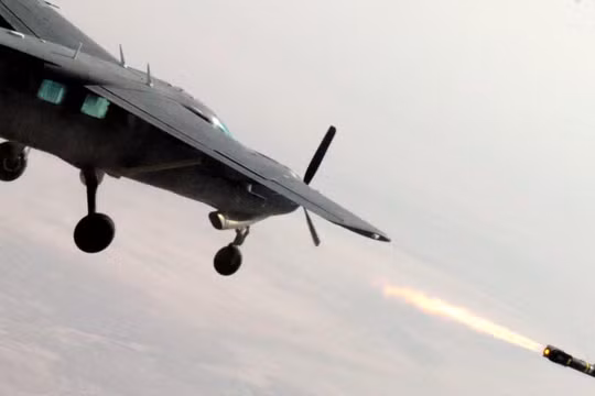 Máy bay AC-208 Cessna Caravan của Không quân Iraq phóng một tên lửa Hellfire vào một mục tiêu trên Trường huấn luyện Aziziyah, phía nam Baghdad. Ảnh Quân đội Mỹ