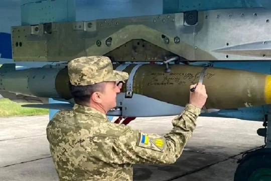 Bom JDAM-ER được lắp đặt trên máy bay chiến đấu Su-27 của không quân Ukraine. Ảnh Military Ukraine.