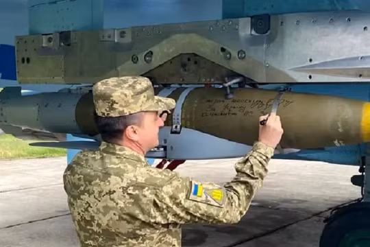 Bom JDAM-ER được lắp đặt trên máy bay chiến đấu Su-27 của không quân Ukraine. Ảnh Military Ukraine.