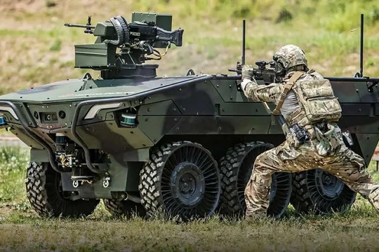 Lính thủy Đánh bộ Mỹ thử nghiệm xe chiến đấu không người lái Arion-SMET của công ty Hàn Quốc Hanwha Defense. Ảnh Army Recognition.