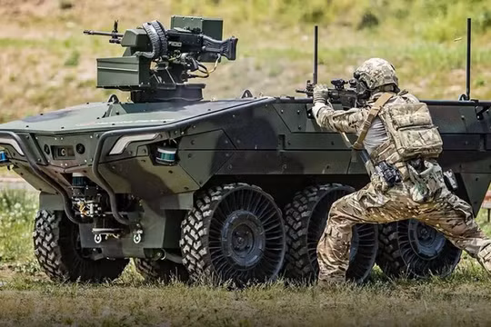 Lính thủy Đánh bộ Mỹ thử nghiệm xe chiến đấu không người lái Arion-SMET của công ty Hàn Quốc Hanwha Defense. Ảnh Army Recognition.