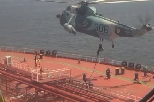 Hải quân Iran bắt giữ tàu chở dầu Mỹ trên vịnh Ô-man. Ảnh Metro.Co.uk.