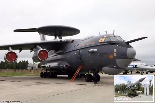 Máy bay AWACS A-50U của quân đội Nga và hệ thống tên lửa phòng không S-200. Ảnh Army Recognition
