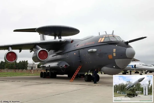 Máy bay AWACS A-50U của quân đội Nga và hệ thống tên lửa phòng không S-200. Ảnh Army Recognition