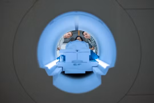 Các nhà khoa học Alex Huth , Shailee Jain và Jerry Tang chuẩn bị thu thập dữ liệu hoạt động của não tại Trung tâm Hình ảnh Y sinh tại Đại học Texas ở Austin. Ảnh: Nolan Zunk/Đại học Texas ở Austin.