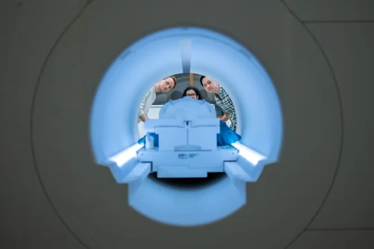 Các nhà khoa học Alex Huth , Shailee Jain và Jerry Tang chuẩn bị thu thập dữ liệu hoạt động của não tại Trung tâm Hình ảnh Y sinh tại Đại học Texas ở Austin. Ảnh: Nolan Zunk/Đại học Texas ở Austin.