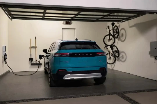 Xe điện Honda sạc điện tại nhà. Ảnh InsideEVs