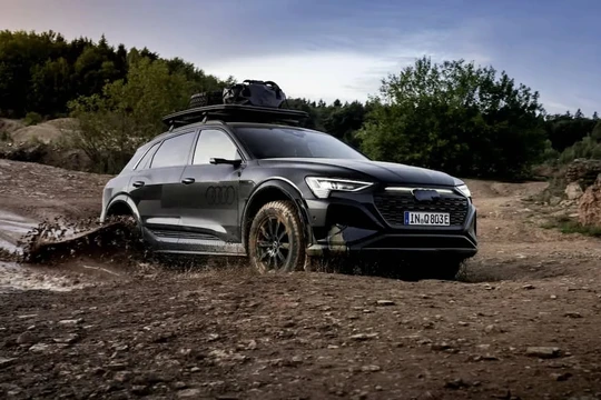 Audi Q8 e-tron phiên bản Dakar với màu đen kim loại Mythos và lớp bọc đặc biệt Ảnh: Audi AG