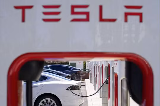 Xe Tesla sạc tại một trạm ở Emeryville, California, ngày 10/8/2022. Ảnh AP/Godofredo A. Vásquez