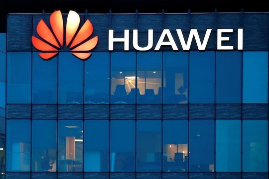 Logo công ty Huawei tại trụ sở chính ở Thẩm Quyến. Ảnh Reuters