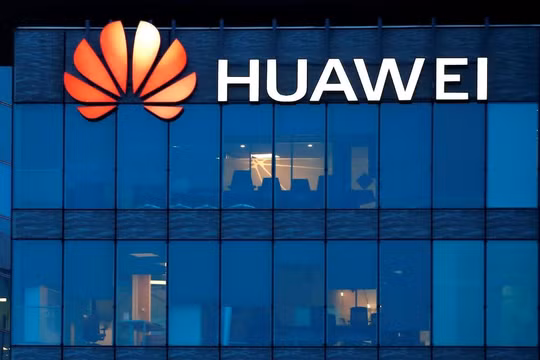 Logo công ty Huawei tại trụ sở chính ở Thẩm Quyến. Ảnh Reuters