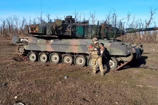 Một chiếc xe tăng Leopard 2A6 của Ukraine bị quân đội Nga thu giữ được trang bị lồng lưới thép. Ảnh Army Recognition.