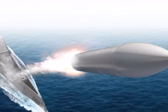 Khu trục hạm tàng hình Zumwalt sẽ được trang bị tên lửa siêu thanh (CPS). Ảnh đồ họa Engineering Interesting.