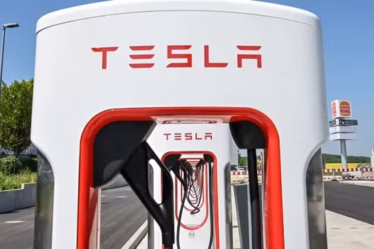 Logo TESLA trên trạm sạc, ảnh chụp ngày 26/5/2023. Harry Langer /Defodi Images/Getty Images