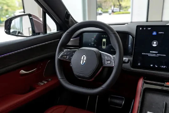 Thương hiệu ô tô điện Aito do Huawei đồng phát triển hiện mẫu M5 với công nghệ hỗ trợ người lái mới. Ảnh Bloomberg