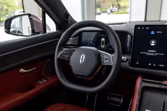 Thương hiệu ô tô điện Aito do Huawei đồng phát triển hiện mẫu M5 với công nghệ hỗ trợ người lái mới. Ảnh Bloomberg