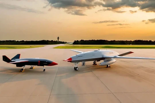 Hai máy bay không người lái (UAV) MQ-28 "Ghost Bat" và MQ-25 "Stingray" trên sân bay quân sự Mỹ. Ảnh Boeing Defense.