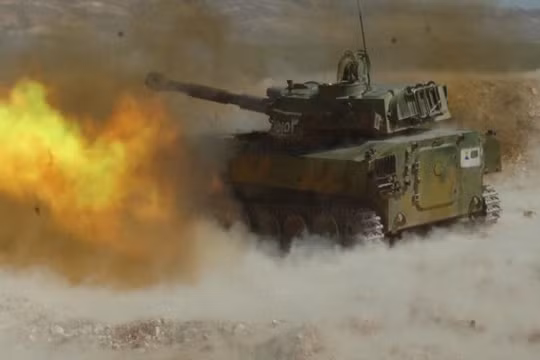 Quân đội Syria pháo kích vào chiến tuyến của Al-Qaeda ở Idlib. Ảnh South Front