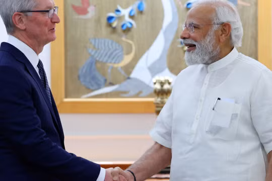 Thủ tướng Ấn Độ Narendra Modi gặp giám đốc điều hành Apple Tim Cook ngày 19/4. Ảnh Tech Wire Asia