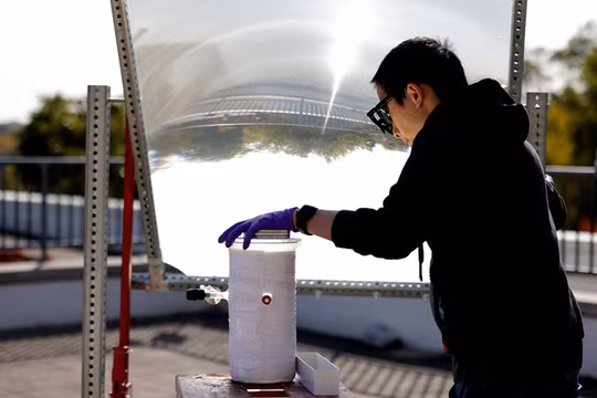 Thí nghiệm sử dụng chất bán dẫn trong phản ứng phân tách nước thành hydro và oxy. Ảnh video Michigan Engineering.