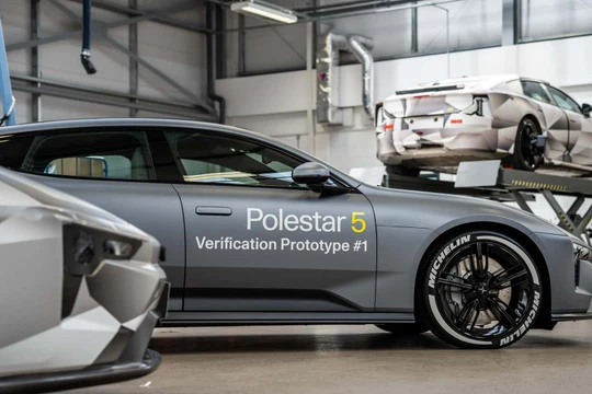 Nguyên mẫu xe điện Polestar 5. Ảnh InsideEVs