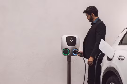 Thiết bị sạc xe điện xoay chiều (AD) ChargeAmps Aura do công ty Thụy Điển Charge Amps sản xuất. Ảnh Charge Amps