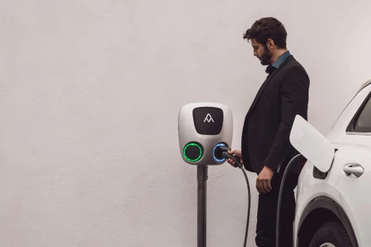 Thiết bị sạc xe điện xoay chiều (AD) ChargeAmps Aura do công ty Thụy Điển Charge Amps sản xuất. Ảnh Charge Amps