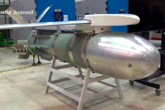 Bom FAB-1500-M54 nặng 1,5 tấn với mô-đun điều khiển UMPK. Ảnh TopWar