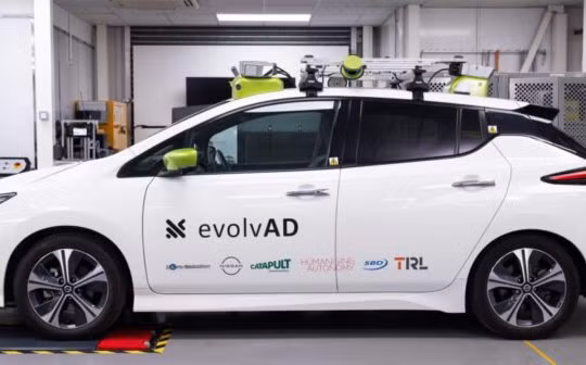 Xe điện tự hành Leaf của công ty Nissan, thử nghiệm dịch vụ robotaxi ở Anh. Ảnh ADAS&Autonomouns Vehicles