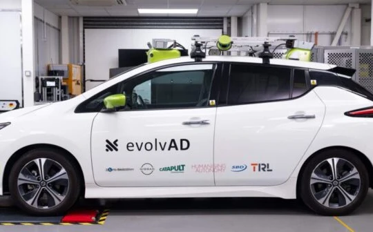 Xe điện tự hành Leaf của công ty Nissan, thử nghiệm dịch vụ robotaxi ở Anh. Ảnh ADAS&Autonomouns Vehicles