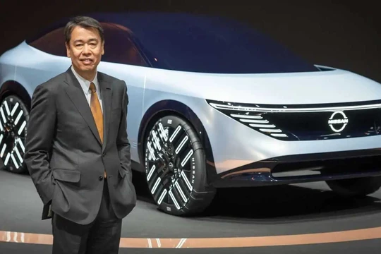 Giám đốc điều hành Nissan Makoto Uchida với mẫu xe điện ý tưởng Chill-Out. Ảnh Nissan