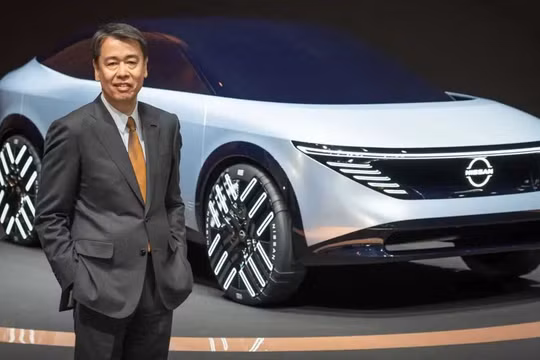 Giám đốc điều hành Nissan Makoto Uchida với mẫu xe điện ý tưởng Chill-Out. Ảnh Nissan