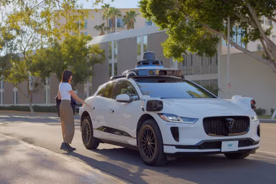 Xe tự hành Waymo đón khách trên đường phố San Francisco. Ảnh Waymo