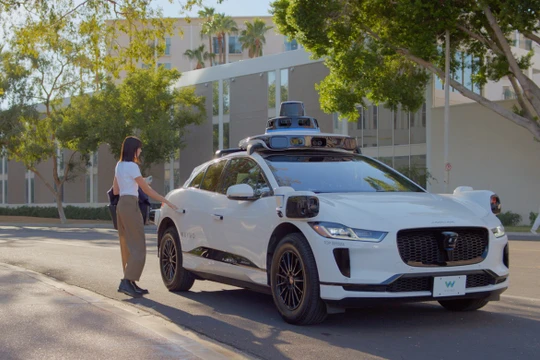 Xe tự hành Waymo đón khách trên đường phố San Francisco. Ảnh Waymo