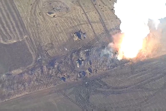 Iskander – M Nga phá hủy một hệ thống tên lửa phòng không S-300PS Ukraine. Ảnh video South Front