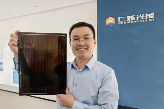 GS Tan Hairen từ Đại học Nam Kinh và một tấm pin mặt trời Perovskite. Ảnh: Handout