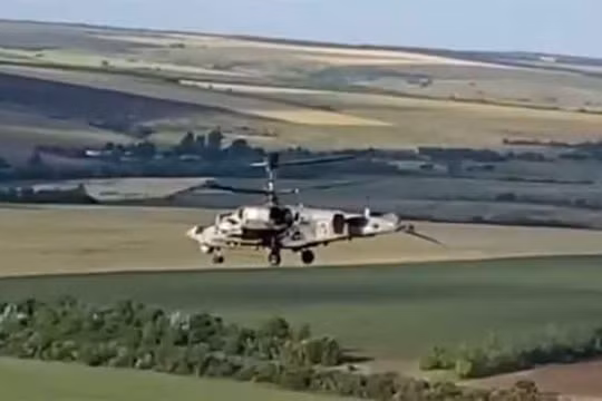 Trực thăng tấn công Ka-52 "Alligator" bị trúng đạn, phá hủy phần đuôi đang bay về căn cứ. Ảnh video RG.