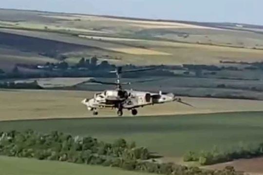 Trực thăng tấn công Ka-52 "Alligator" bị trúng đạn, phá hủy phần đuôi đang bay về căn cứ. Ảnh video RG.