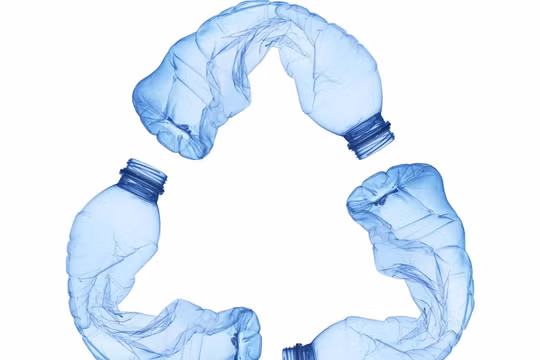 Chai đựng nước nhựa. Ảnh minh họa SciTech Daily.