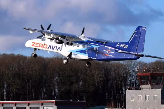 Máy bay hydro-điện 2 động cơ Dornier 228 19 chỗ ngồi cất cánh lần đầu tiên. Ảnh Video ZeroAvia