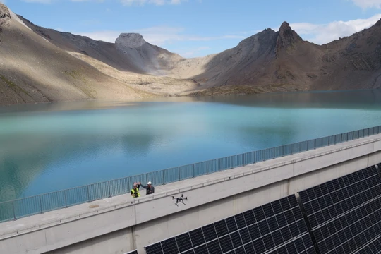 Các tấm pin điện mặt trời trên Đập Hồ Muttsee. Ảnh Reuters