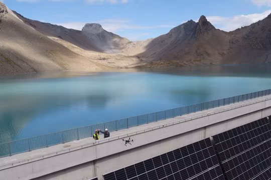 Các tấm pin điện mặt trời trên Đập Hồ Muttsee. Ảnh Reuters