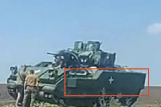 Xe chiến đấu bộ binh (IFV) M2A2 Bradley của quân đội Ukraine được trang bị thêm giáp phản ứng nổ và thiết bị chống UAV. Ảnh Mạng xã hội Ukraine.