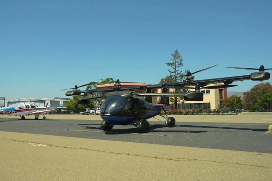 Ô tô bay eVTOL ASKA A5 trong trạng thái mở cánh nâng sẵn sàng bay trên sân bay. Ảnh Aska